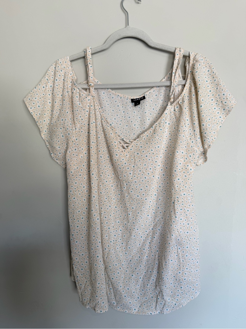 Torrid Floral Dot Blouse Size 0 Cream Blue Cold Shoulder Top